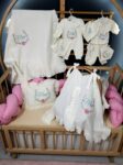İsimli nakışlı 4 katlı müslin hastane çıkışı kız bebek seti; tulum, şapka, fırfırlı battaniye, puset örtüsü ve dekoratif kırlent