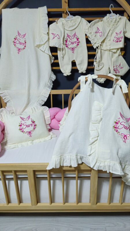 İsimli nakışlı 4 katlı müslin hastane çıkışı seti; tulum, şapka, fırfırlı battaniye, puset örtüsü ve dekoratif kırlent