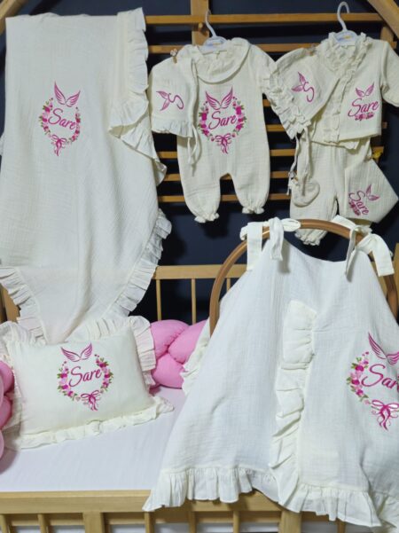 İsimli nakışlı 4 katlı müslin hastane çıkışı seti; tulum, şapka, fırfırlı battaniye, puset örtüsü ve dekoratif kırlent