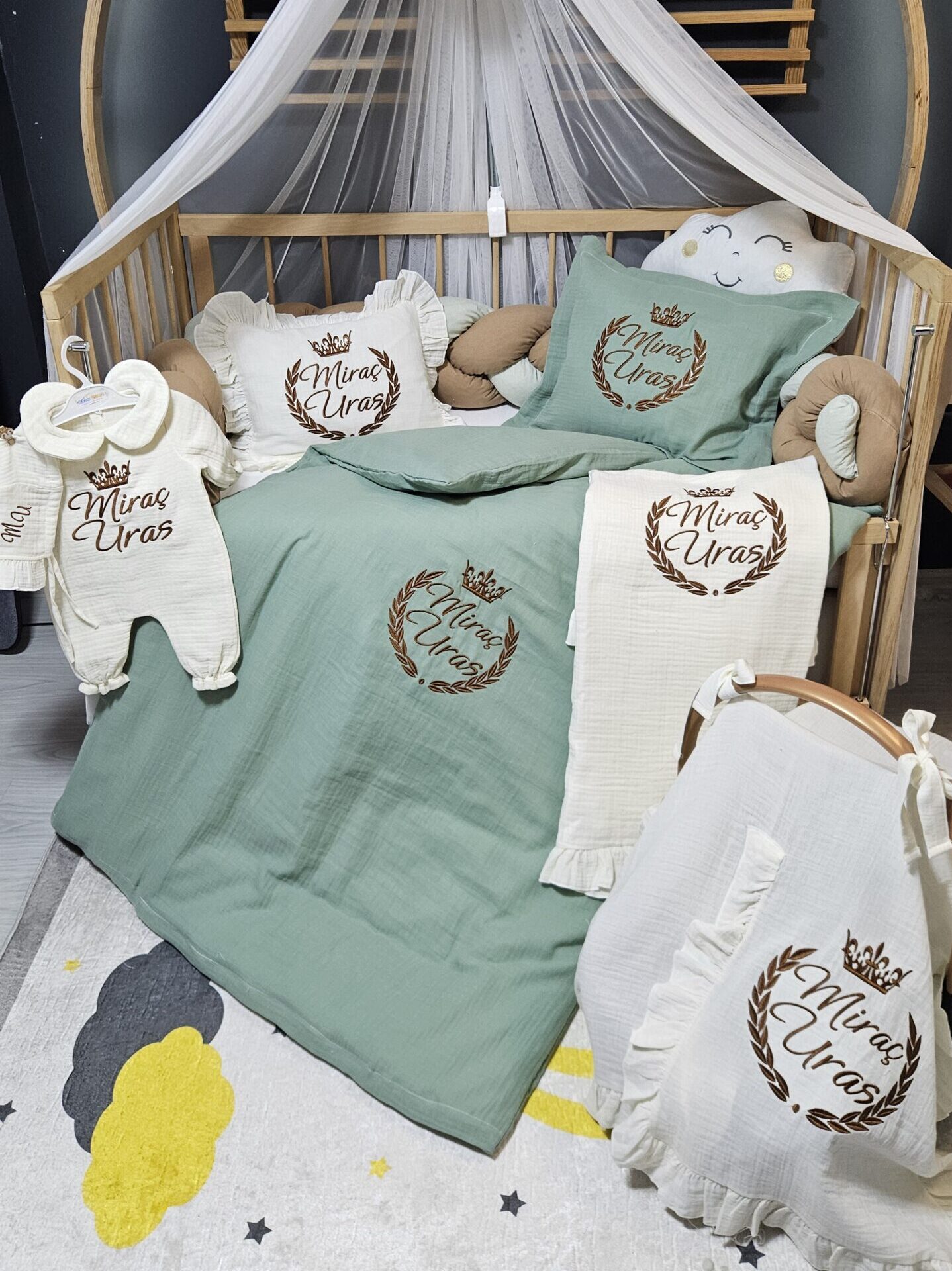 nakışlı-bebek-uyku-seti-müslin-hastane-çıkışı-B5-(1) bebek tulumu, müslin hastane çıkışı seti, yenidoğan tulum, alt üst takım, %100 pamuk