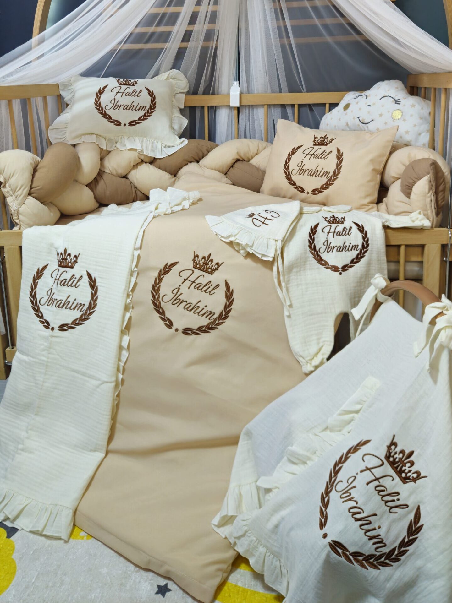 nakışlı-bebek-uyku-seti-müslin-hastane-çıkışı-isimli-B5-(1) müslin hastane çıkışı, bebek tulumu