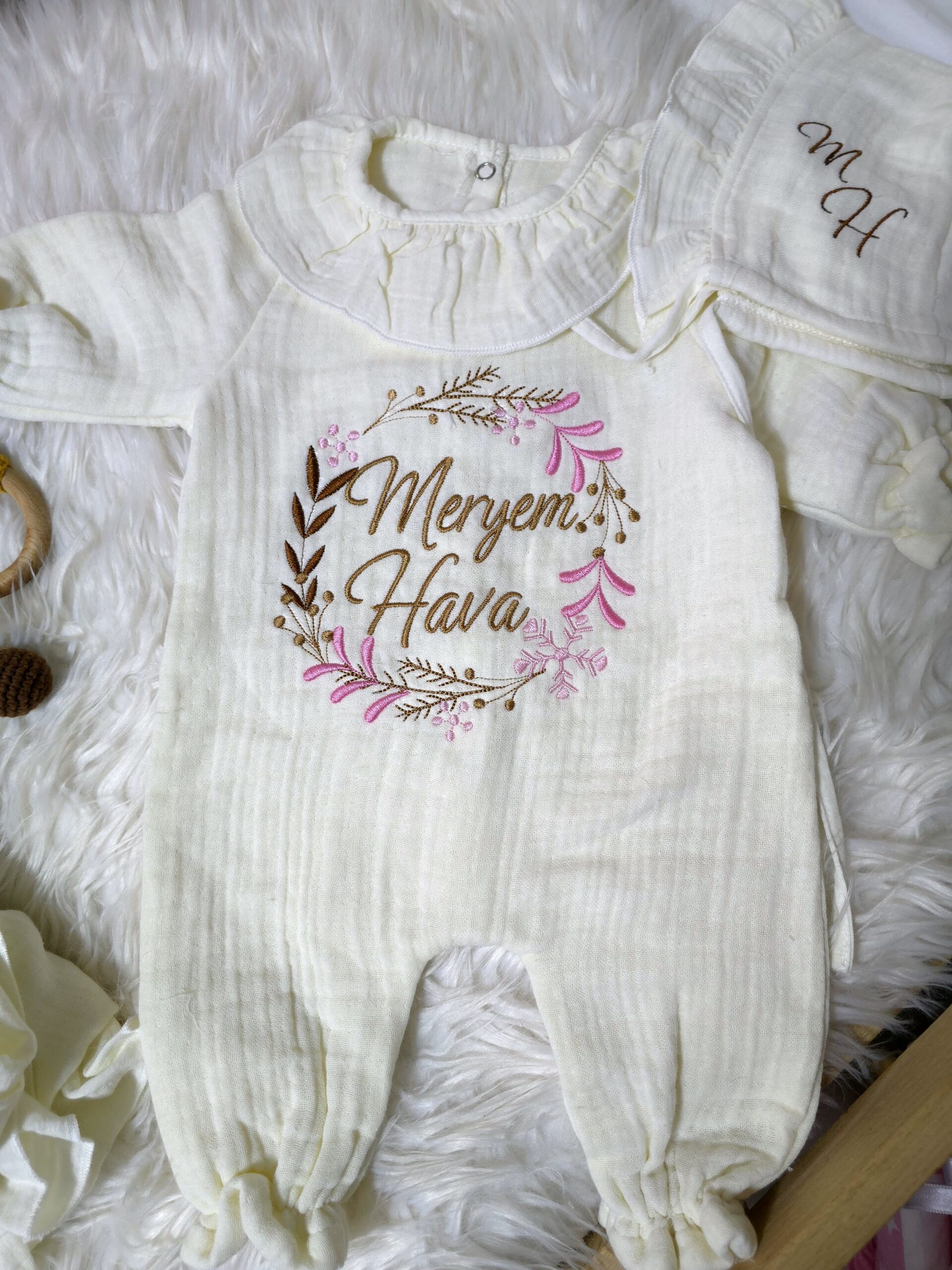 nakışlı-müslin-hastane-çıkışı-C9-(1) tulumlu müslin hastane çıkışı