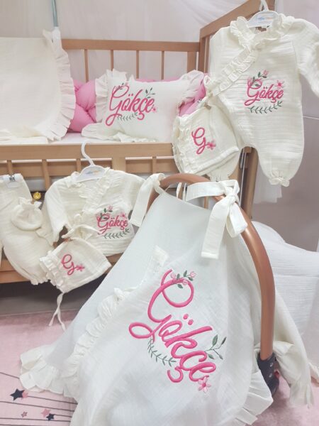 Antialerjik ve yumuşak yapısıyla nakışlı müslin hastane çıkışı seti, bebeğinizin hassas teni için güvenli kullanım sağlar.