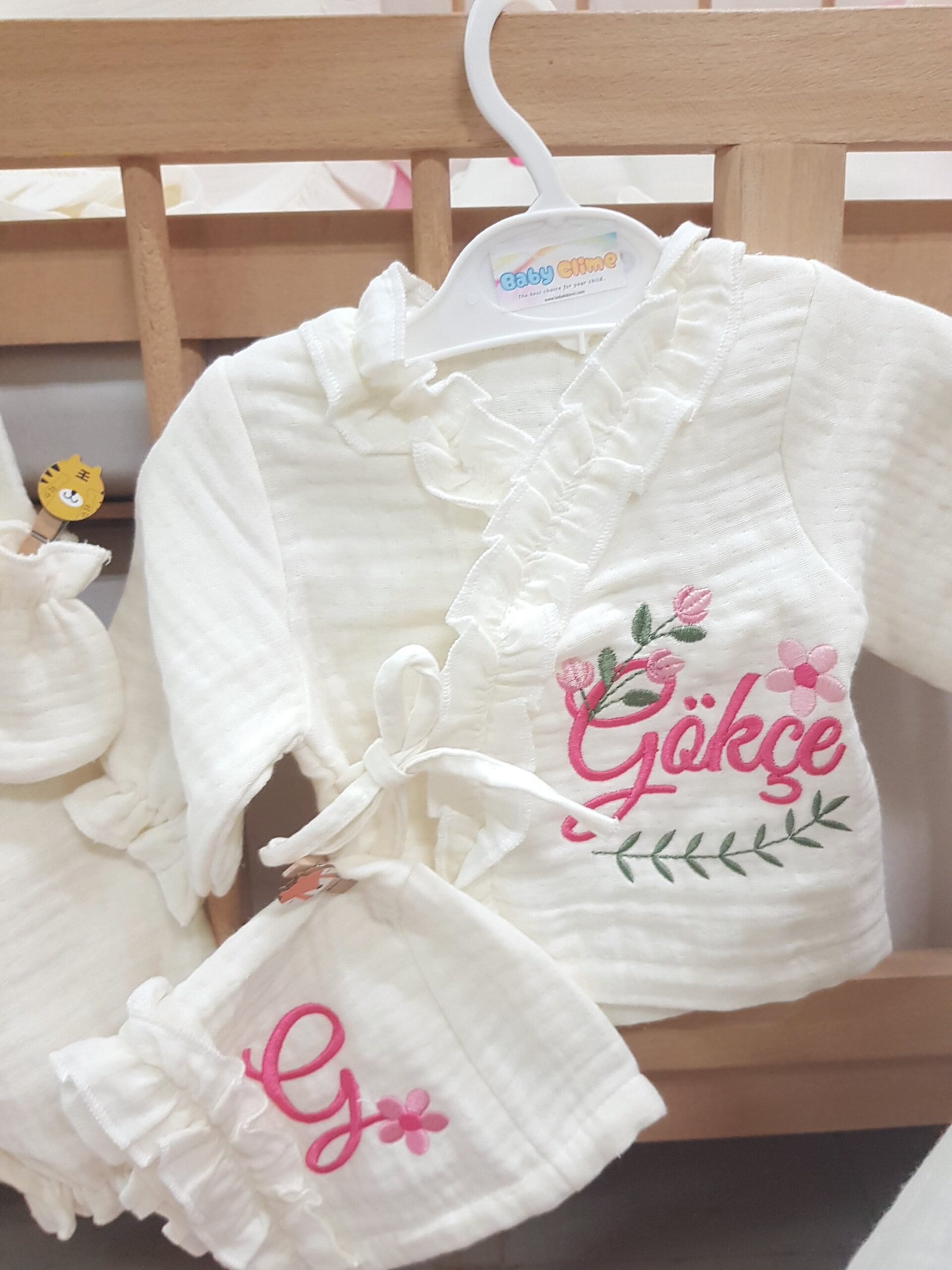 nakışlı-müslin-hastane-çıkışı-E2-(3) Antialerjik ve yumuşak yapısıyla nakışlı müslin hastane çıkışı seti, bebeğinizin hassas teni için güvenli kullanım sağlar.