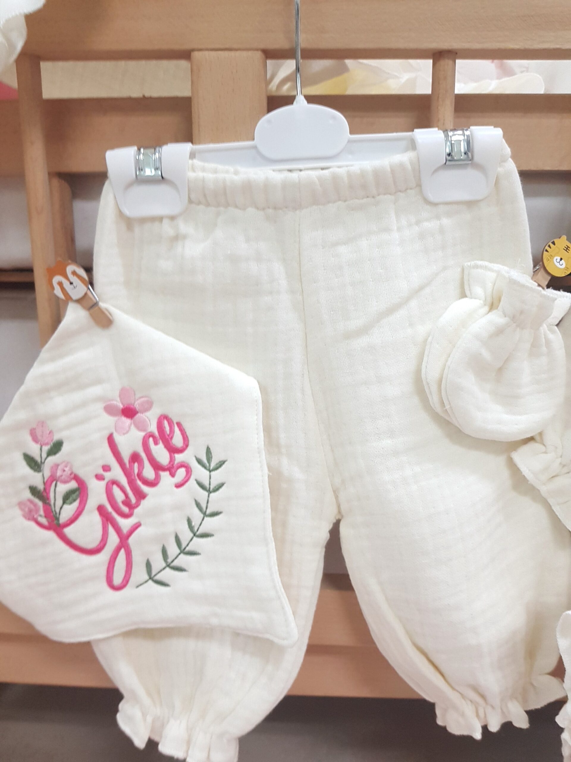 nakışlı-müslin-hastane-çıkışı-E2-(4) Antialerjik ve yumuşak yapısıyla nakışlı müslin hastane çıkışı seti, bebeğinizin hassas teni için güvenli kullanım sağlar.