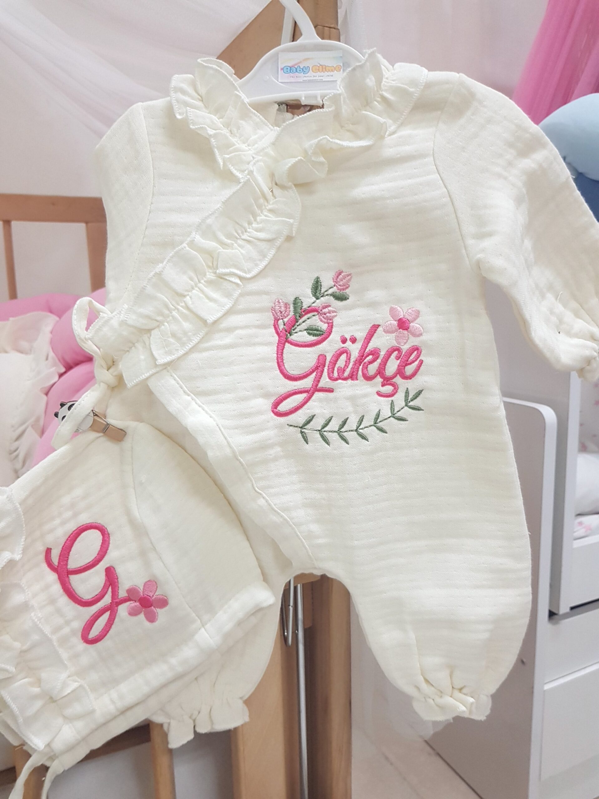 nakışlı-müslin-hastane-çıkışı-E2-(5) Antialerjik ve yumuşak yapısıyla nakışlı müslin hastane çıkışı seti, bebeğinizin hassas teni için güvenli kullanım sağlar.