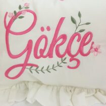 Antialerjik ve yumuşak yapısıyla nakışlı müslin hastane çıkışı seti, bebeğinizin hassas teni için güvenli kullanım sağlar.