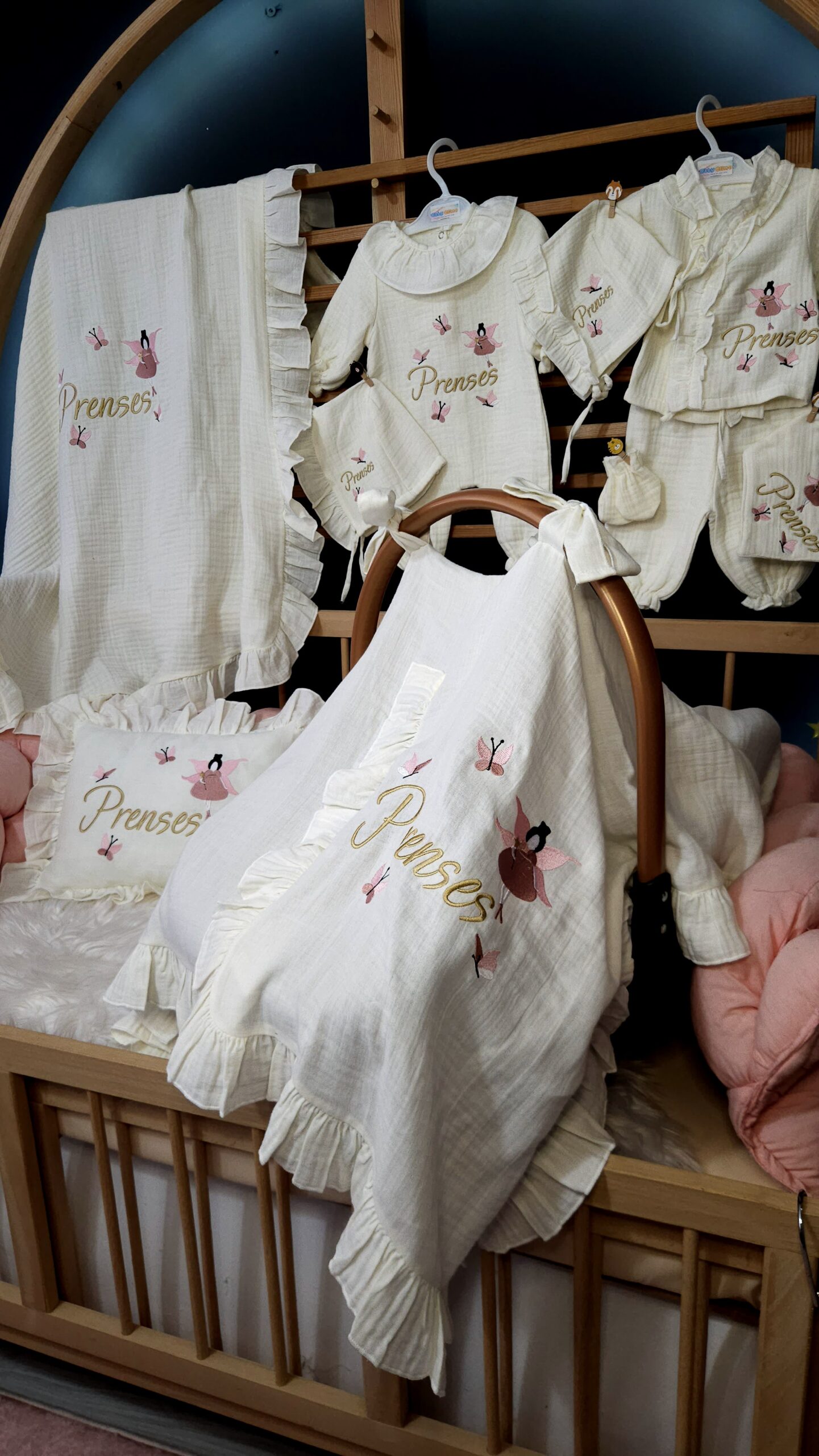 nakışlı-müslin-hastane-çıkışı-alt-üst-takım-M21-(3) müslin hastane çıkışı, müslin yenidoğan, hastane çıkışı, bebek tulumu, müslin alt üst takım