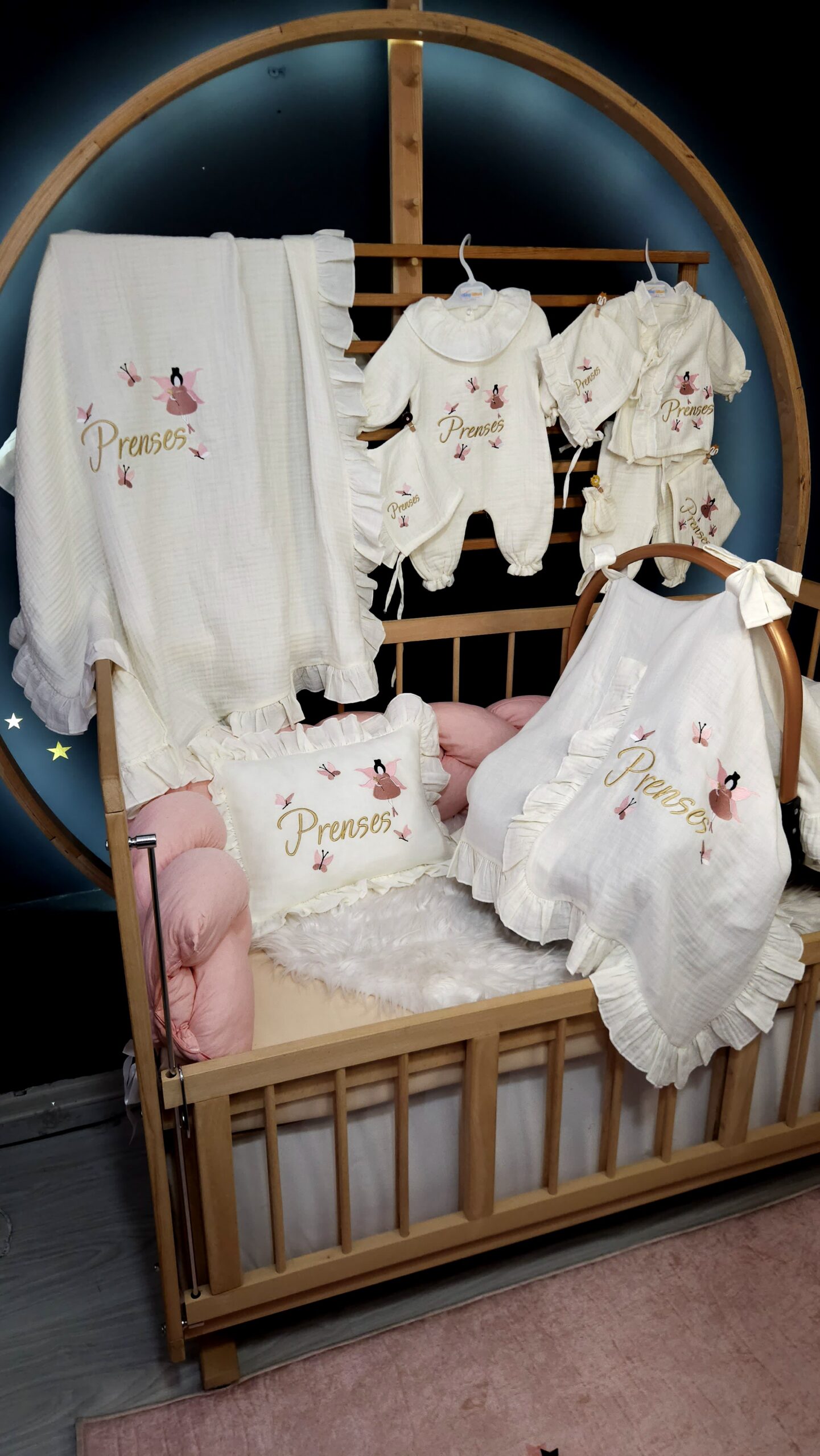 nakışlı-müslin-hastane-çıkışı-alt-üst-takım-M21-(4) müslin hastane çıkışı, müslin yenidoğan, hastane çıkışı, bebek tulumu, müslin alt üst takım