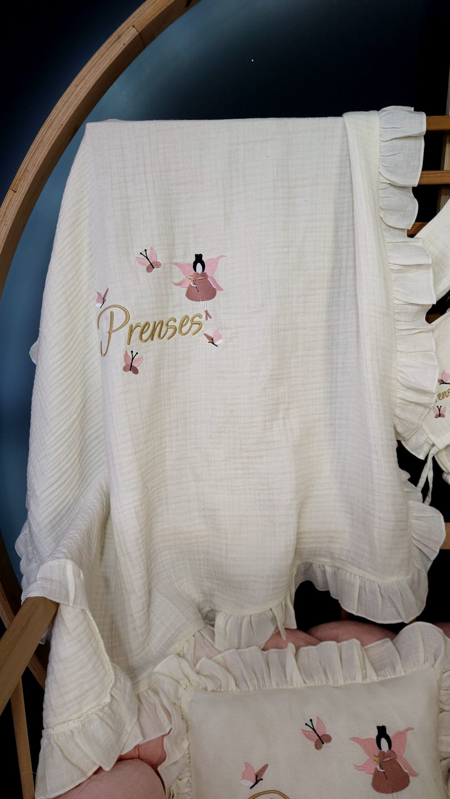 nakışlı-müslin-hastane-çıkışı-alt-üst-takım-M21-(6) müslin hastane çıkışı, müslin yenidoğan, hastane çıkışı, bebek tulumu, müslin alt üst takım