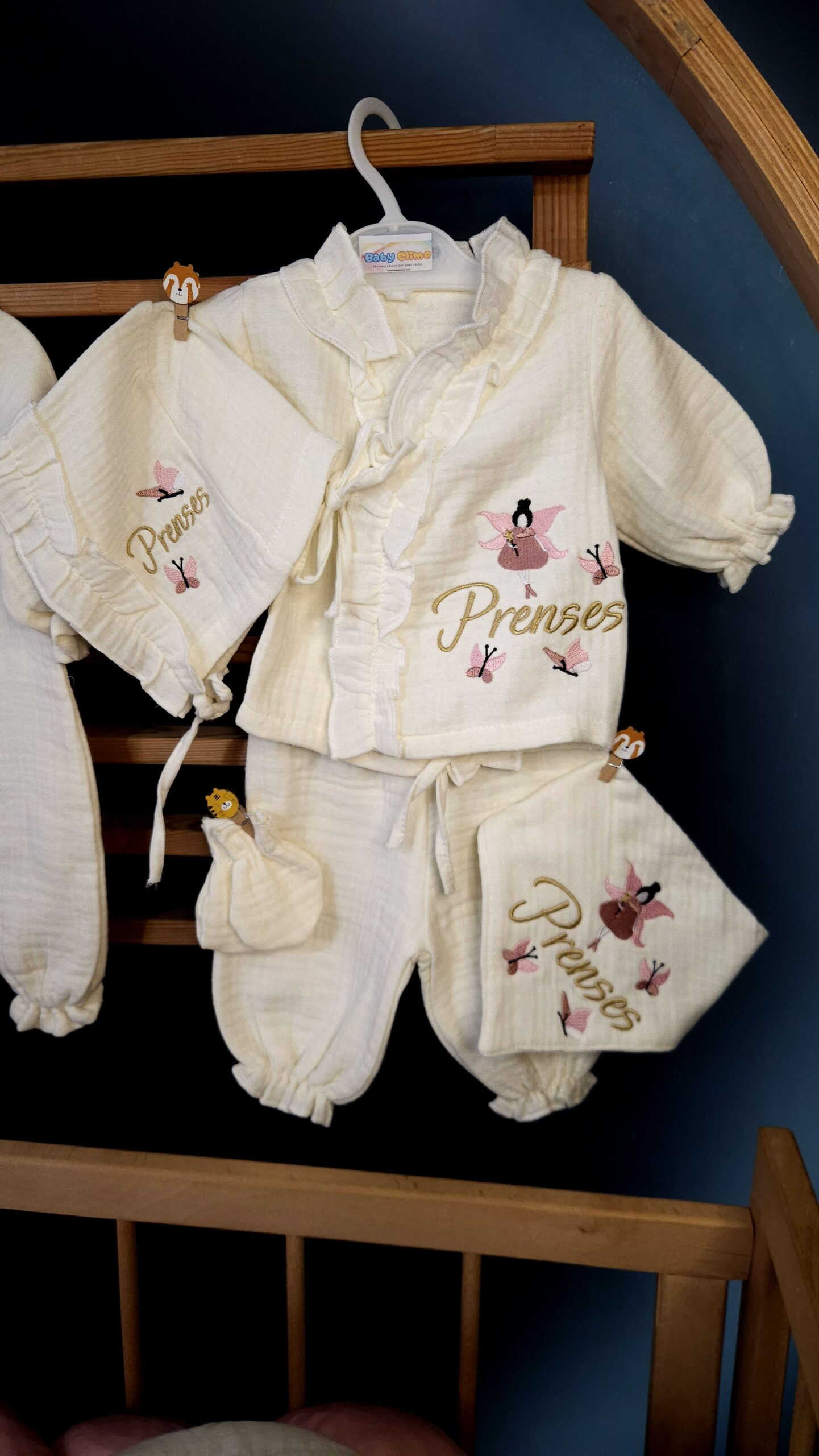 nakışlı-müslin-hastane-çıkışı-alt-üst-takım-M21-(7) müslin hastane çıkışı, müslin yenidoğan, hastane çıkışı, bebek tulumu, müslin alt üst takım