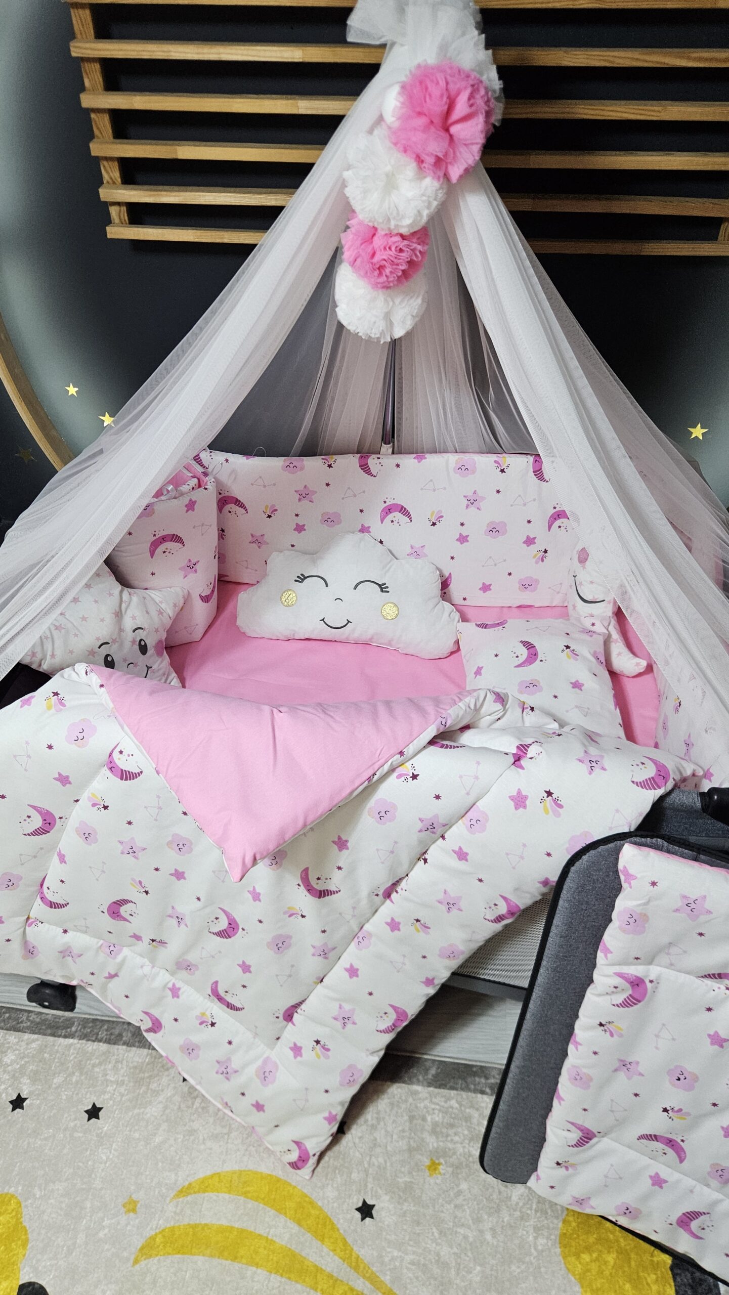 ponponlu-cibinlikli-erkek-bebek-uyku-seti-96-P92-(1) bebek uyku seti, kız bebek uyku seti, beşik kenar korumalı, beşik cibinlik tülü
