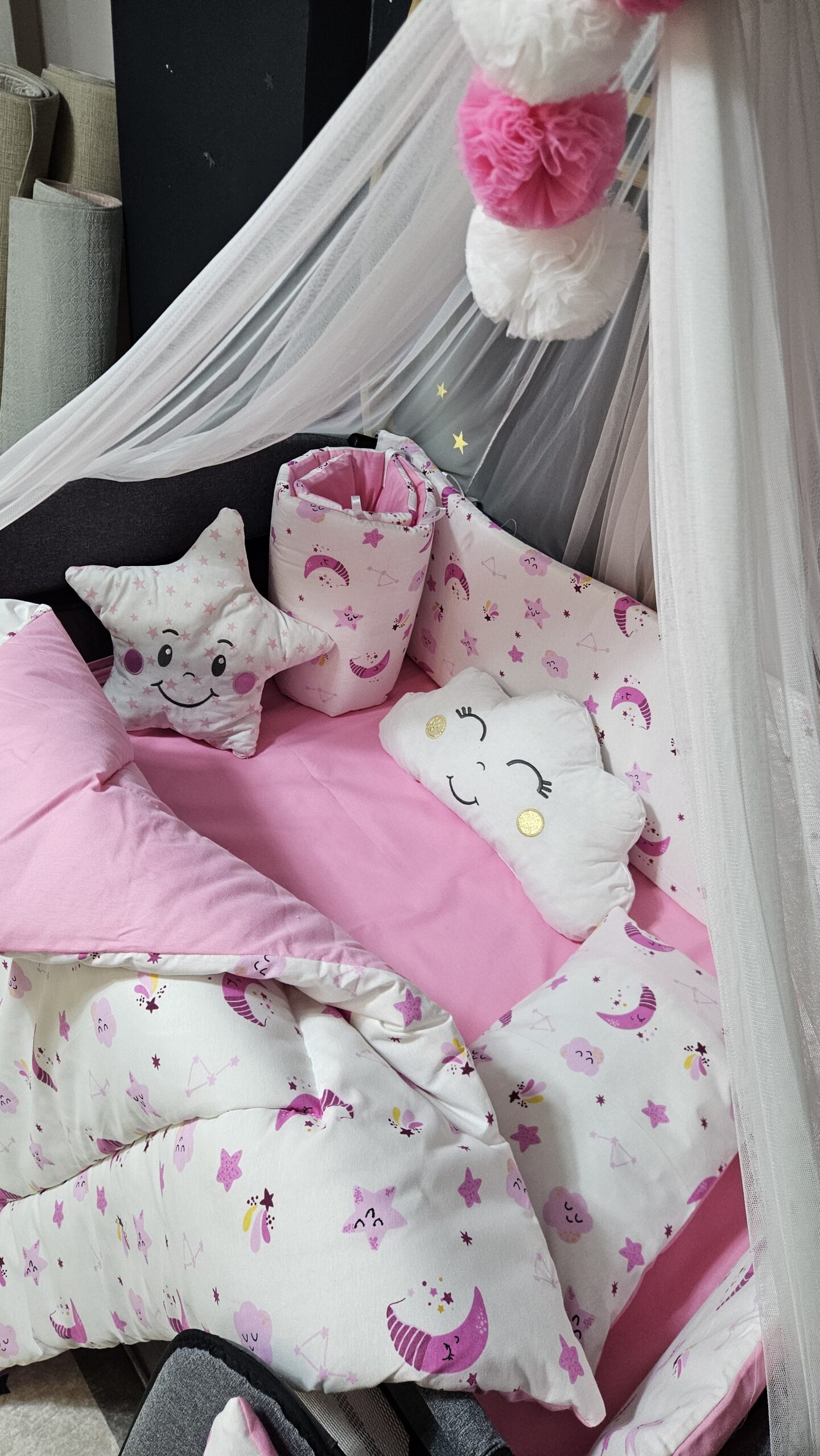 ponponlu-cibinlikli-erkek-bebek-uyku-seti-96-P92-(4) bebek uyku seti, kız bebek uyku seti, beşik kenar korumalı, beşik cibinlik tülü