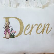 İsimli Hastane Çıkışı Müslin seti, doğum hazırlığı sürecinde annelerin en çok tercih ettiği ürünler arasında yer alır. %100 pamuklu müslin kumaşı sayesinde yenidoğan bebeklerin hassas cildine uyum sağlar ve kişiye özel nakış detayıyla anlamlı bir başlangıç sunar.