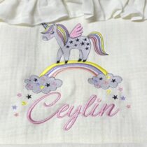 Nakışlı müslin hastane çıkış seti, yenidoğan bebekler için hem şık hem kişiye özel bir tercihtir.