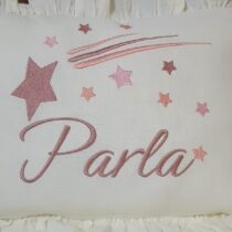 4 katlı %100 pamuk müslin hastane çıkışı (0–3 ay); isimli nakışlı 10 parça set.