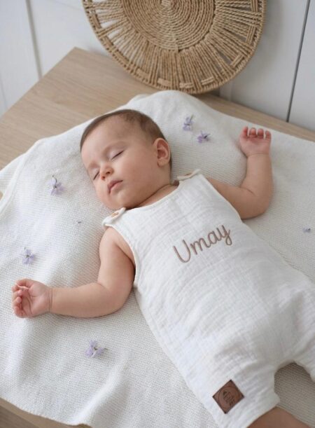 Müslin salopet, hafif, nefes alabilen ve %100 pamuklu müslin kumaştan üretilen, genellikle bebek ve çocuklar için tercih edilen rahat, askılı tulum modelidir. Gözenekli yapısı sayesinde terletmeyen, cildi tahriş etmeyen ve vücut ısısını dengeleyen bu salopetler, özellikle yaz ayları ve mevsim geçişleri için ideal, sağlıklı bir giysi seçeneğidir.