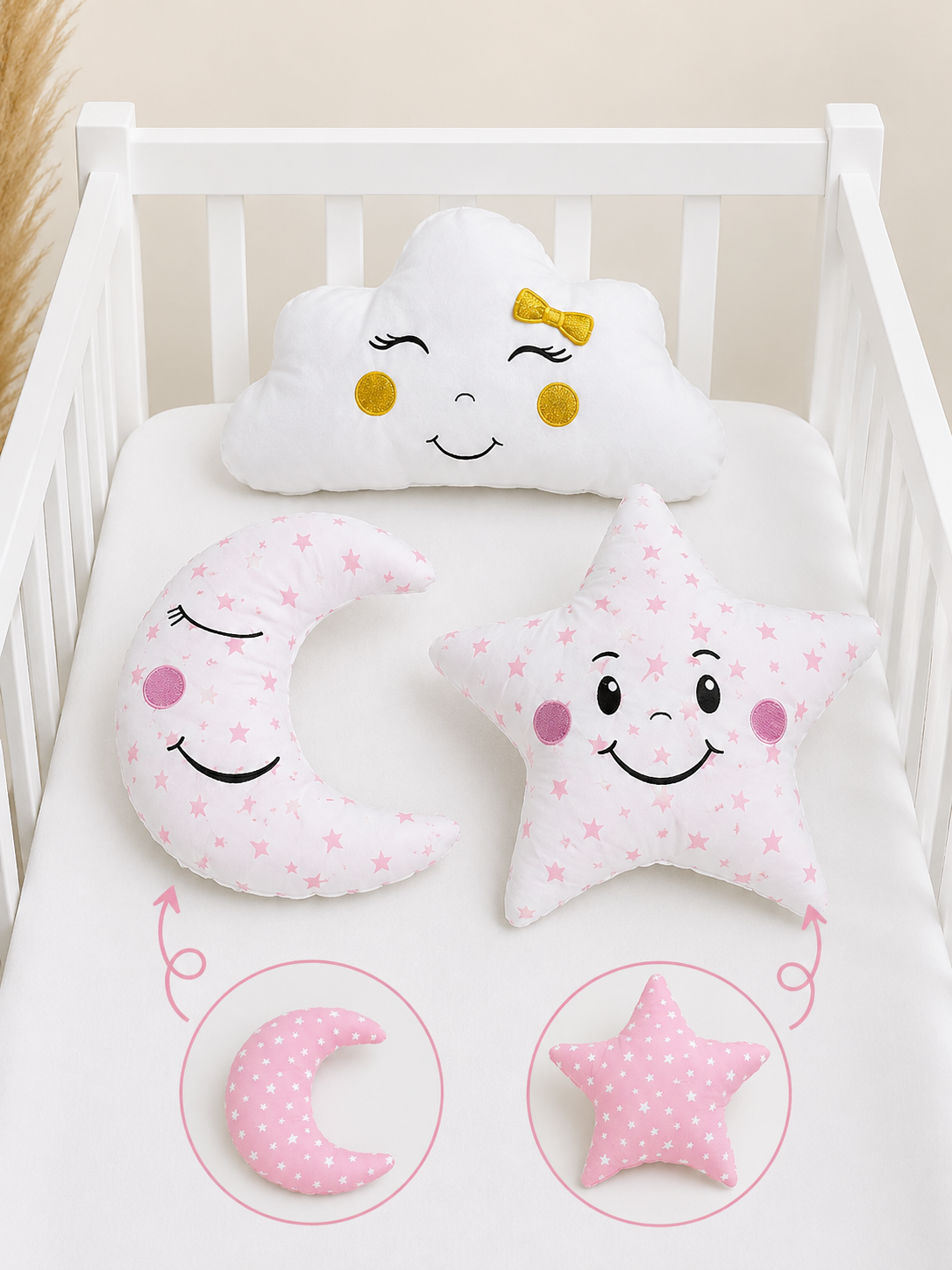 pembe-uyku-arkadaşı-yastık-(1) Bebek uyku arkadaşı yastıklar; ay, bulut ve yıldız figürleriyle bebek odası ve beşik dekorasyonuna şıklık katar. Farklı renk seçenekleriyle sunulur.